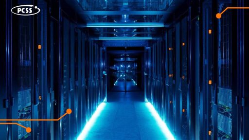 Zdjęcie przedstawia nowoczesną serwerownię z rzędami szaf rackowych skąpanych w intensywnym, niebieskim świetle. W lewym górnym rogu widnieje logo PCSS, a kompozycję dopełniają pomarańczowe elementy graficzne w formie linii i punktów. Perspektywa prowadzi w głąb korytarza, podkreślając technologiczną skalę infrastruktury.