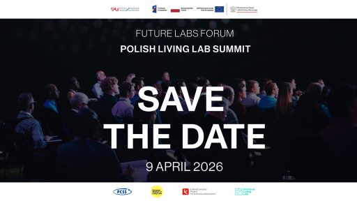 Grafika informacyjna "Save the Date" zapraszająca na wydarzenie Polish Living Lab Summit w ramach Future Labs Forum, które odbędzie się 9 kwietnia 2026 roku. W tle widać zgromadzoną publiczność w ciemnej sali konferencyjnej, a w górnej i dolnej części umieszczono logotypy organizatorów i partnerów, w tym PCSS. Centralny napis "SAVE THE DATE" dominuje na tle zdjęcia, podkreślając termin i charakter ogólnopolskiego spotkania.