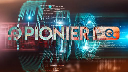 Grafika przedstawia futurystyczną wizję technologii kwantowej z centralnym napisem PIONIER-Q na tle dynamicznych, świecących pierścieni danych i kodu binarnego. Kompozycja łączy chłodne odcienie błękitu z ognistymi akcentami czerwieni i pomarańczu, symbolizując przepływ informacji w nowoczesnej sieci. Całość oddaje technologiczny charakter projektu związanego z bezpieczną komunikacją i kryptografią kwantową.