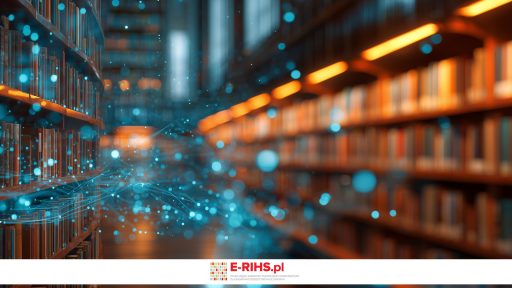 Grafika przedstawia rzędy regałów bibliotecznych z książkami, na które nałożono cyfrowe, błękitne linie i świetliste punkty symbolizujące przepływ danych. W tle widoczne jest ciepłe, rozmyte oświetlenie tradycyjnej czytelni, co podkreśla połączenie historii z nowoczesną technologią. Na białym pasku u dołu znajduje się logotyp oraz nazwa serwisu E-RIHS.pl.