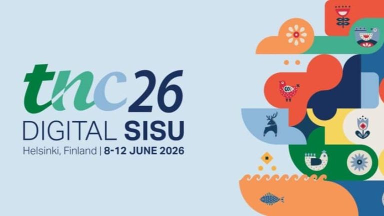 Grafika reklamowa konferencji TNC26 o tytule „DIGITAL SISU”. Po lewej stronie znajduje się logo imprezy, temat oraz informacje o dacie i miejscu wydarzenia (Helsinki, 8-12 czerwca 2026 r.). Po prawej stronie widać barwną, dynamiczną kompozycję abstrakcyjnych kształtów wypełnioną skandynawskimi motywami ludowymi.