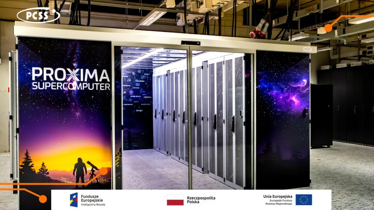 Korytarz nowoczesnej serwerowni Poznańskiego Centrum Superkomputerowo-Sieciowego (PCSS) z widocznym systemem szaf rackowych superkomputera Proxima. Szafy serwerowe są obudowane estetycznymi panelami z grafiką przedstawiającą motyw nocnego, gwieździstego nieba i fioletowo-różowej galaktyki. Na lewym panelu widoczna jest sylwetka człowieka z teleskopem na tle zachodu słońca oraz duży, biały napis „PROXIMA SUPERCOMPUTER”. W lewym górnym rogu umieszczono logotyp PCSS. Przeszklone, rozsuwane drzwi frontowe ukazują wnętrze czystego korytarza technologicznego z rzędami jasnych szaf serwerowych. W dolnej części grafiki znajduje się biały pasek informacyjny z logotypami Funduszy Europejskich (Program Operacyjny Inteligentny Rozwój), flagą i godłem Rzeczypospolitej Polskiej oraz flagą Unii Europejskiej (Europejski Fundusz Rozwoju Regionalnego).