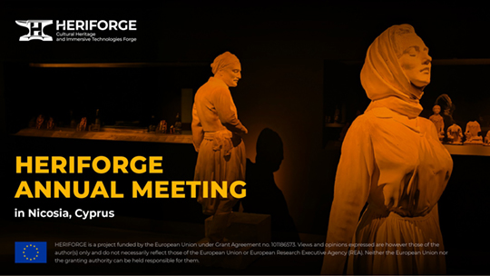 Grafika informacyjna zapowiadająca coroczne spotkanie projektowe „HERIFORGE ANNUAL MEETING in Nicosia, Cyprus”, ułożona na tle przyciemnionego wnętrza muzealnego z rzeźbami oświetlonymi ciepłym, pomarańczowym światłem. Na pierwszym planie po prawej stronie widoczne jest popiersie kobiety w chuście, a w głębi stoi posąg mężczyzny oraz mniejsze eksponaty w gablotach. W lewym górnym rogu znajduje się logotyp „HERIFORGE”, natomiast na dole umieszczono flagę Unii Europejskiej oraz notę o finansowaniu projektu.