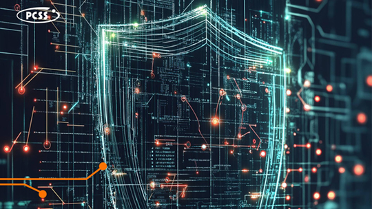 Cyfrowa grafika o tematyce cyberbezpieczeństwa, przedstawiająca świecący kontur tarczy ochronnej wpleciony w skomplikowaną strukturę sieci komputerowej i obwodów drukowanych. Tło jest ciemne, zdominowane przez zielone, świecące linie danych oraz liczne czerwone i pomarańczowe punkty świetlne symbolizujące węzły sieciowe. W lewym górnym rogu kompozycji umieszczone jest białe logo PCSS.