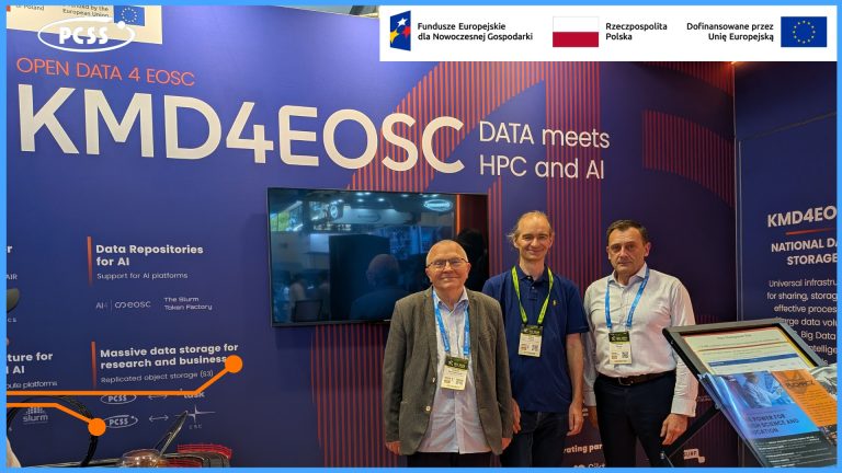 Zdjęcie przedstawia trzech mężczyzn stojących na tle niebiesko-czerwonej ścianki wystawowej projektu „KMD4EOSC - DATA meets HPC and AI”. Na ściance widoczne są logotypy m.in. PCSS, Funduszy Europejskich oraz Rzeczypospolitej Polskiej, a także hasła dotyczące repozytoriów danych i sztucznej inteligencji. Mężczyźni mają na szyjach identyfikatory konferencyjne, a po prawej stronie kadru znajduje się ukośny ekran informacyjny.