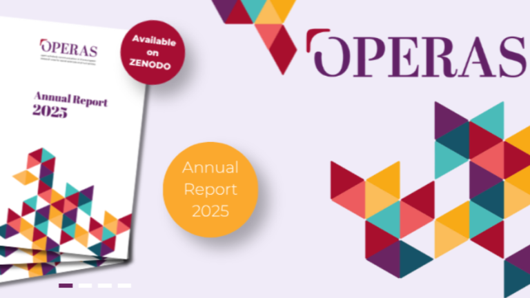 Grafika promocyjna przedstawia okładkę raportu rocznego organizacji OPERAS na rok 2025, ozdobioną wzorem z kolorowych trójkątów. Po lewej stronie widoczny jest stos drukowanych raportów z czerwoną przypinką z napisem „Available on ZENODO”, a w centrum umieszczono pomarańczowe koło z tekstem „Annual Report 2025”. Kompozycję dopełnia duże logo OPERAS umieszczone po prawej stronie na jasnym tle.
