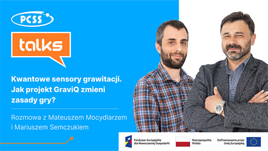 Grafika to baner promujący odcinek podcastu "PCSS talks" na temat kwantowych sensorów grawitacji w projekcie GraviQ. Po lewej stronie, na niebieskim tle, znajduje się logo PCSS, logo podcastu oraz tytuł rozmowy z Mateuszem Mocydlarzem i Mariuszem Semczukiem. Prawą stronę zajmuje zdjęcie dwóch mężczyzn, a na dole widoczne są logotypy Funduszy Europejskich i Rzeczypospolitej Polskiej.