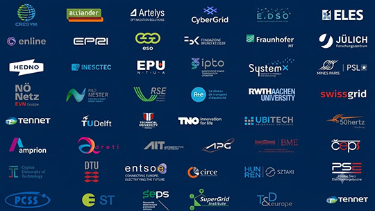 Grafika o panoramicznym formacie 16:9 przedstawia zbiór kilkudziesięciu logotypów różnych instytucji, uczelni wyższych oraz przedsiębiorstw powiązanych z sektorem energetycznym i naukowym. Wszystkie znaki graficzne zostały uporządkowane w regularną siatkę składającą się z ośmiu kolumn i sześciu rzędów. Całość kompozycji została umieszczona na jednolitym, eleganckim tle w ciemnoniebieskim odcieniu.