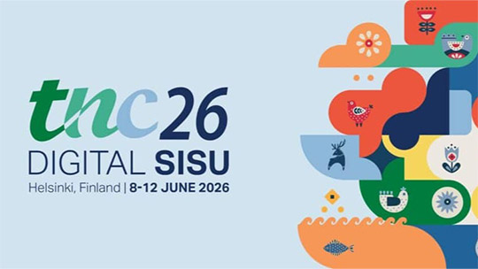 Grafika reklamowa konferencji TNC26 o tytule „DIGITAL SISU”. Po lewej stronie znajduje się logo imprezy, temat oraz informacje o dacie i miejscu wydarzenia (Helsinki, 8-12 czerwca 2026 r.). Po prawej stronie widać barwną, dynamiczną kompozycję abstrakcyjnych kształtów wypełnioną skandynawskimi motywami ludowymi.
