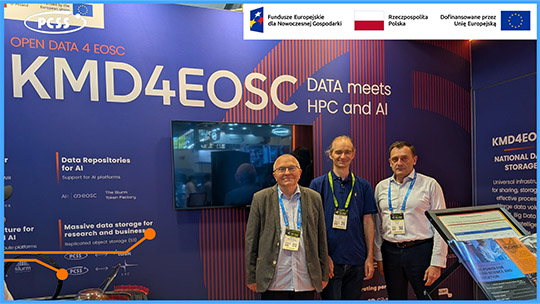 Zdjęcie przedstawia trzech mężczyzn stojących na tle niebiesko-czerwonej ścianki wystawowej projektu „KMD4EOSC - DATA meets HPC and AI”. Na ściance widoczne są logotypy m.in. PCSS, Funduszy Europejskich oraz Rzeczypospolitej Polskiej, a także hasła dotyczące repozytoriów danych i sztucznej inteligencji. Mężczyźni mają na szyjach identyfikatory konferencyjne, a po prawej stronie kadru znajduje się ukośny ekran informacyjny.