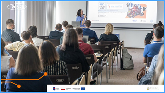 Kobieta w niebieskiej bluzce przemawia do uczestników prelekcji zgromadzonych w sali konferencyjnej, trzymając mikrofon. W tle widoczny jest ekran projekcyjny z prezentacją zawierającą logotypy PSNC Future Labs oraz akcji „MaLiMoCni”. Zdjęcie zwieńczone jest logotypami organizatorów i partnerów, w tym PCSS oraz Funduszy Europejskich.