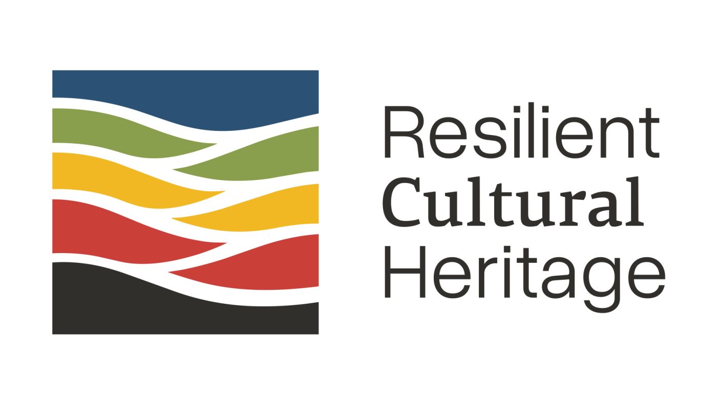 Grafika przedstawia logo inicjatywy Resilient Cultural Heritage na białym tle. Po lewej stronie znajduje się kwadratowy sygnet złożony z wielobarwnych, falistych warstw – niebieskiej, zielonej, żółtej, czerwonej i czarnej – oddzielonych białymi liniami. Po prawej stronie umieszczono ciemnoszary, trzyliniowy napis „Resilient Cultural Heritage”.