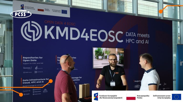 Fotografia przedstawia stoisko PCSS promujące projekt KMD4EOSC podczas wydarzenia branżowego, gdzie trzech mężczyzn rozmawia na tle dużej, granatowej ściany reklamowej. Ściana zawiera logo PCSS, główne hasło projektu „KMD4EOSC DATA meets HPC and AI”, a także szczegółowe informacje o repozytoriach otwartych danych i infrastrukturze danych. W dolnej części grafiki widoczne są oficjalne logotypy Funduszy Europejskich, Rzeczypospolitej Polskiej oraz Unii Europejskiej, wskazujące na dofinansowanie projektu.