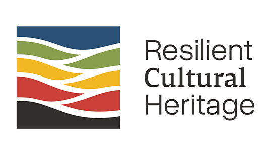 Grafika przedstawia logo inicjatywy Resilient Cultural Heritage na białym tle. Po lewej stronie znajduje się kwadratowy sygnet złożony z wielobarwnych, falistych warstw – niebieskiej, zielonej, żółtej, czerwonej i czarnej – oddzielonych białymi liniami. Po prawej stronie umieszczono ciemnoszary, trzyliniowy napis „Resilient Cultural Heritage”.