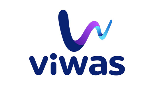 Grafika przedstawia logo firmy składające się ze stylizowanego sygnetu i umieszczonej pod nim nazwy „viwas”. Sygnet ma formę trójwymiarowej fali przypominającej literę „W”, której kolory płynnie przechodzą z głębokiego granatu, przez fiolet, aż po jasny błękit. Poniżej znajduje się napis „viwas” wykonany nowoczesną, pogrubioną czcionką bezszeryfową w kolorze granatowym.